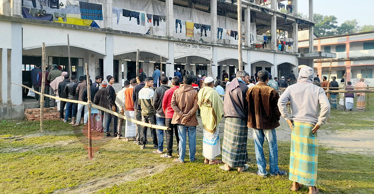 ৮৩৮ ইউপিতে ভোট শুরু, শীত উপেক্ষা করে কেন্দ্রে ভোটাররা