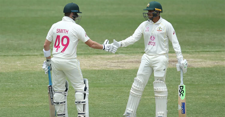 খাজার ব্যাটে লড়ছে অস্ট্রেলিয়া