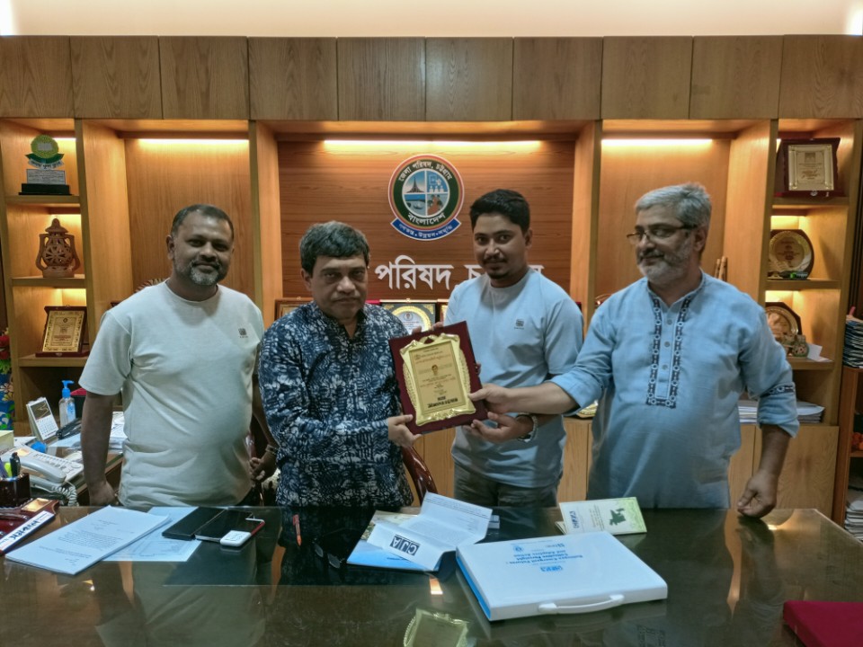 জেলা পরিষদ প্রশাসক শামীমকে দৈনিক ‘আমাদের চট্টগ্রাম’-এর সম্মাননা
