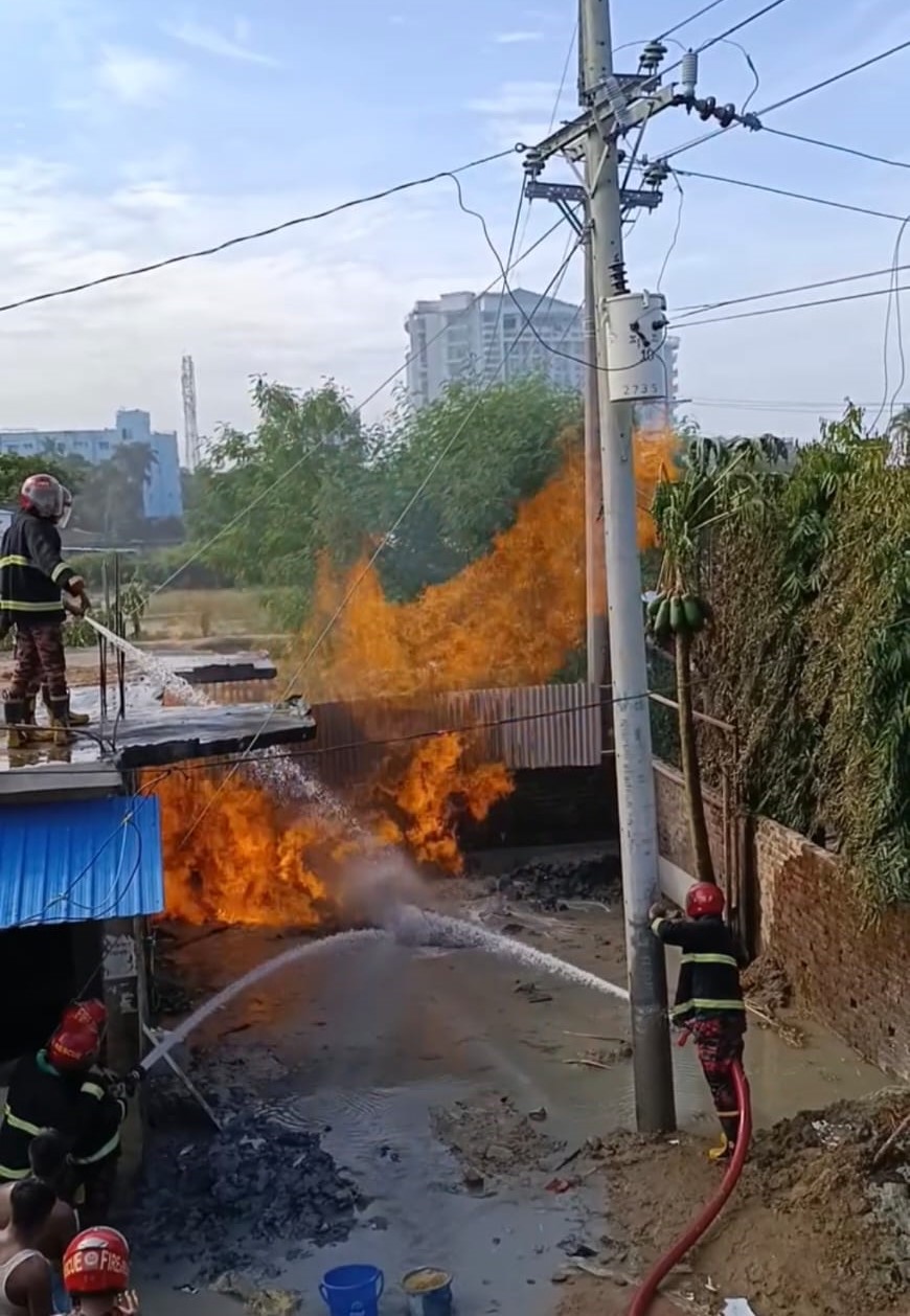 উখিয়ার ইনানীতে নলকূপ খনন করতে গিয়ে গ্যাসের সন্ধান, মাটি থেকে দাউ দাউ করে জ্বলছে আগুন!