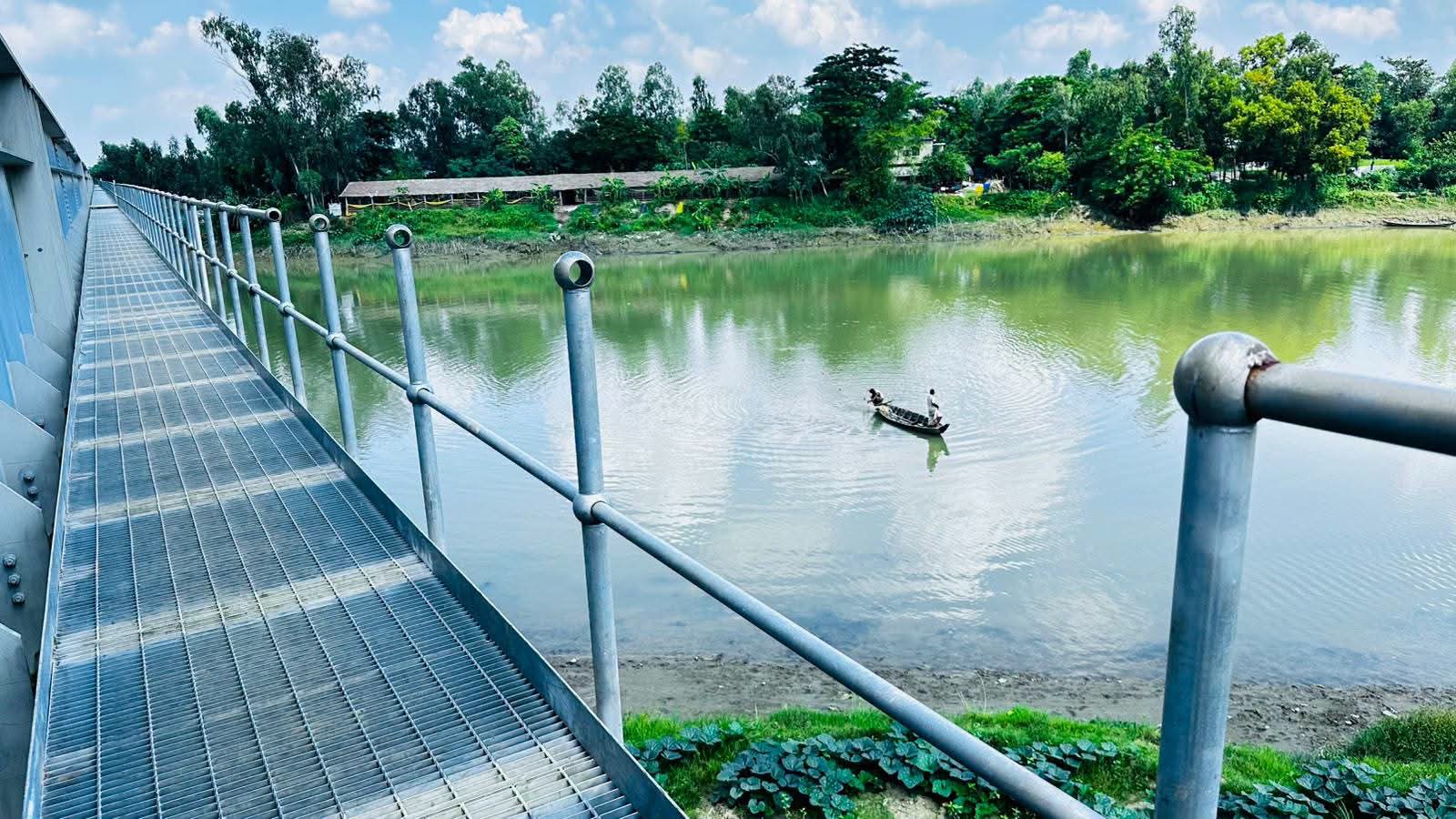 রেল সেতুর রেলিংয়ের পাইপ চুরি, চরম ঝুঁকিতে চলাচল
